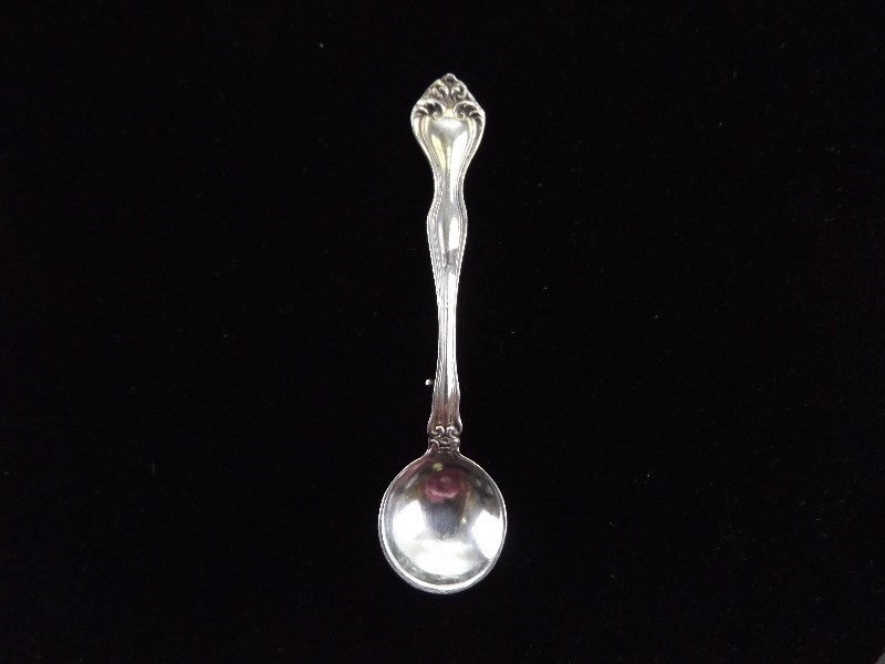 lot 60 image: Vintage .925 Sterling Silver Spoon Brooch