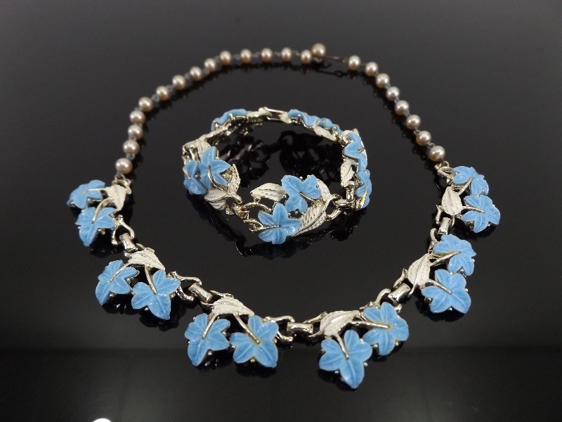 lot 63 image: Vintage Flower Necklace and Bracelet Set