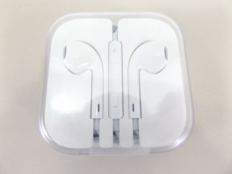 lot 73 image: NEW iPhone Earbuds