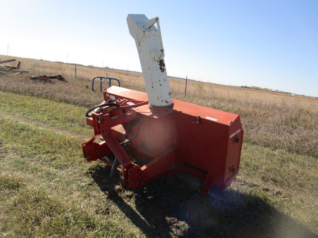 lot 6 image: Farm King Snowblower