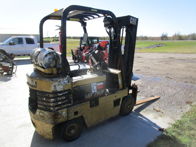 lot 8 image: Caterpillar T50E #4,500 Forklift