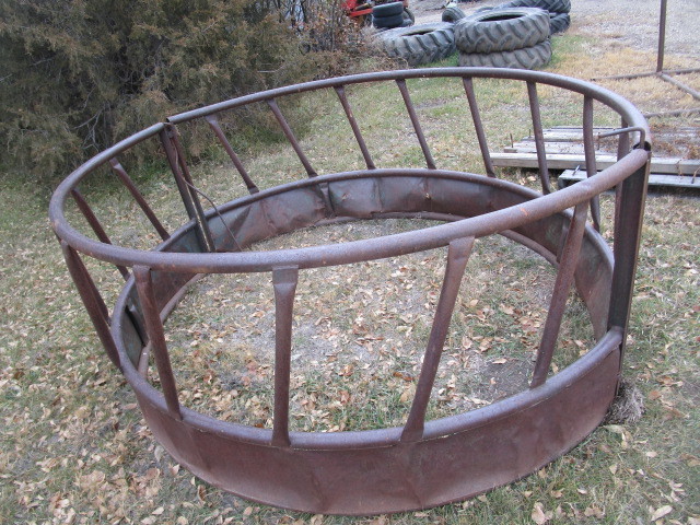 lot 20 image: Round Bale Feeder