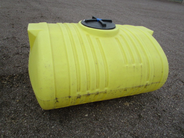 lot 23 image: 400 gal Poly Tank