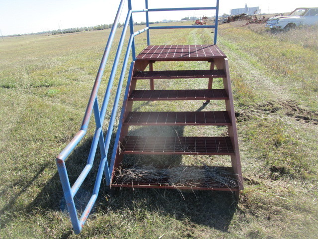 lot 24 image: Semi Trailer Landing wStairs
