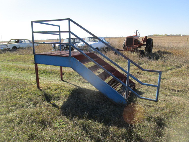 lot 25 image: Semi Trailer Landing wStairs