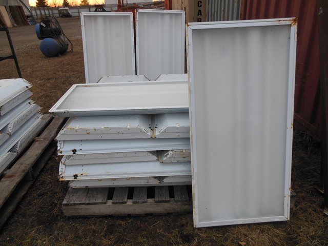 lot 30 image: 16  4 ft x 2 ft Fluorescent Shop Lights