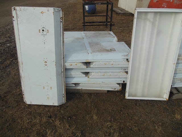 lot 34 image: 16  4 ft x 2 ft Fluorescent Shop Lights