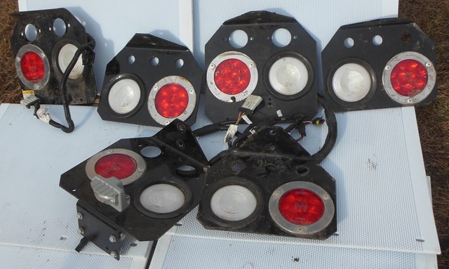 lot 43 image: 6 Brackets with 12 Tail Lights in Total - Freightliner Super 44 LED Lamps in Truck-lite Housings and Truck-lite Model 40 Lamps