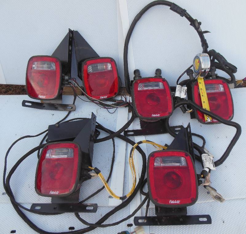 lot 51 image: 6 Signal Stat Freightliner Tail Lights - Truck Take Off