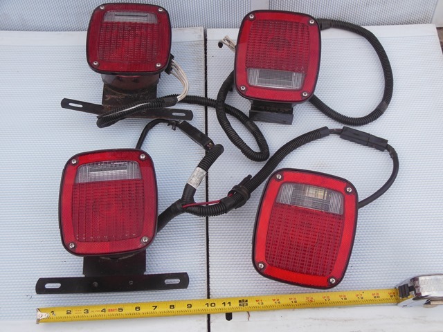 lot 121 image: 4 Grote 9130 Tail Lights - Truck Take Off