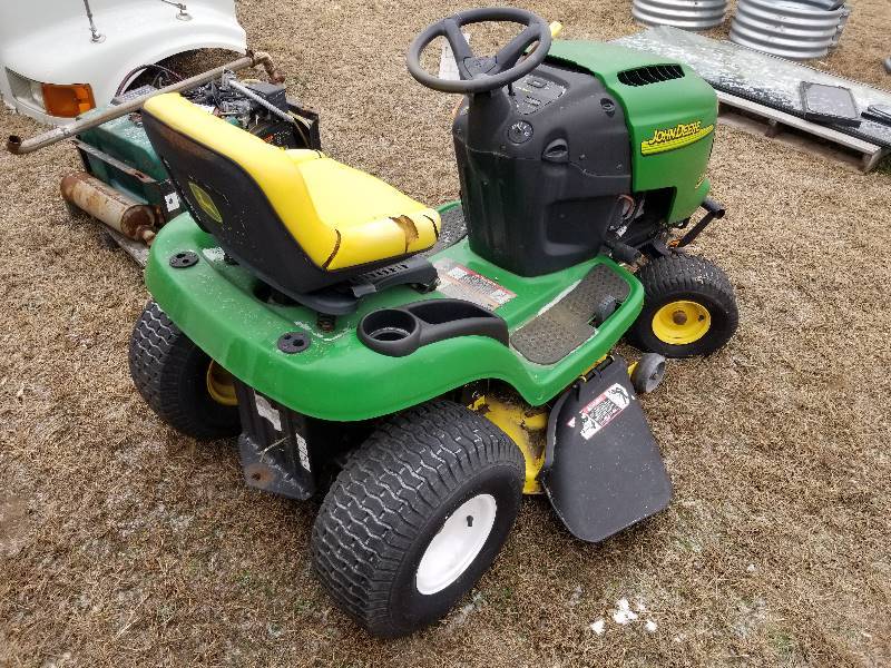 lot 74 image: John Deere L110 Automatic Mower  Lawn Tractor - NOT RUNNING