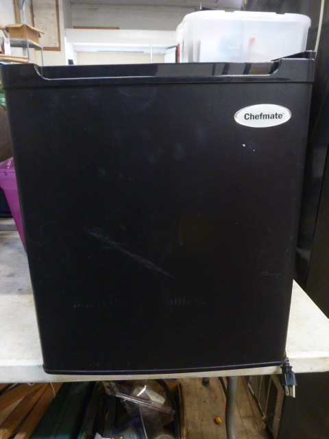 lot 13 image: Chefmate Mini Refrigerator