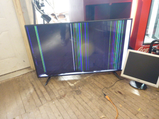 lot 14 image: 55 Hisense LED TV with Gateway Monitor