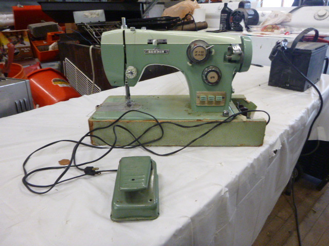 lot 18 image: Vintage Sewmor Sewing Machine