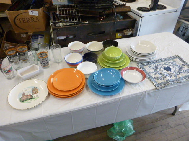 lot 41 image: Dishes and Glassware
