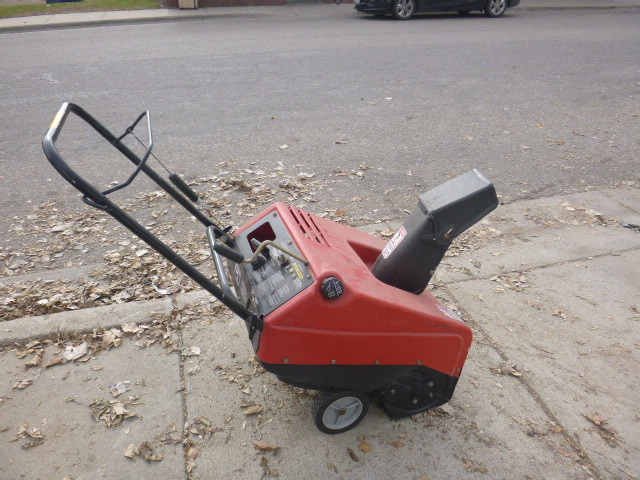 lot 5 image: Murray Single Stage Snow Thrower