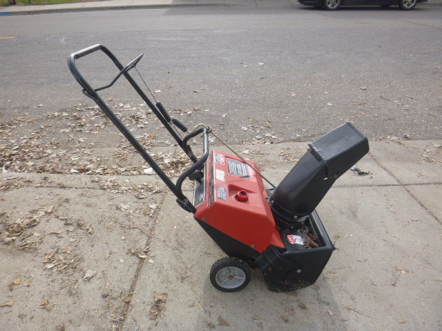 lot 6 image: Murray Single Stage Snow Thrower