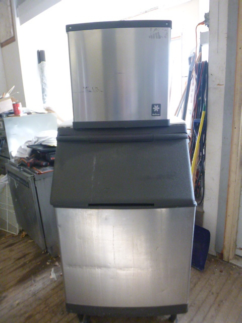 lot 2 image: Manitowoc Ice Machine