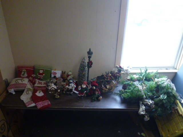 lot 48 image: Christmas Decorations