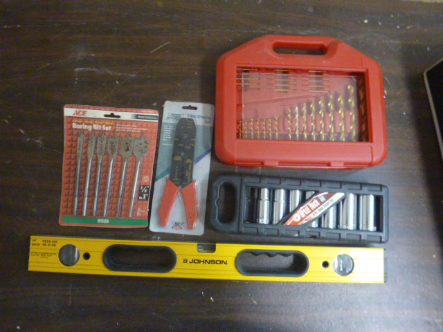 lot 53 image: Garage Items
