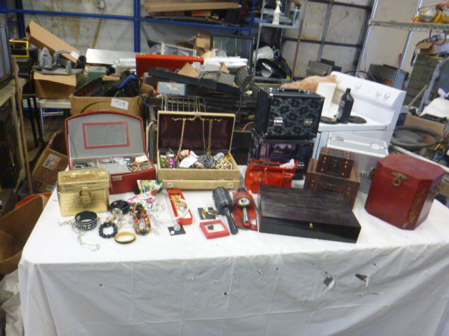 lot 64 image: Jewelry Boxes and Make-Up Cases