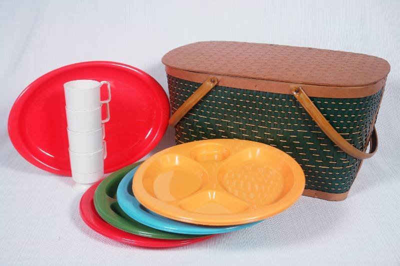 lot 49 image: Classic Picnic Basket