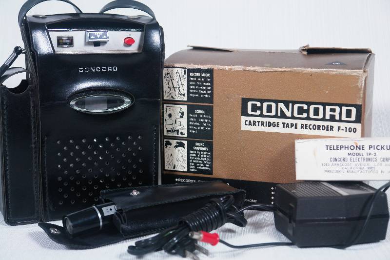 lot 57 image: Vintage Tape Recorder PLUS Electronics Books