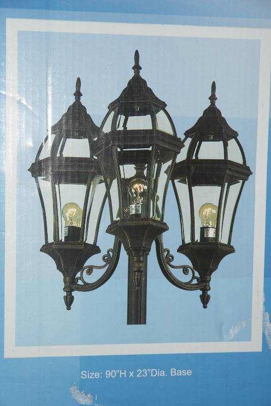 lot 40 image: Decorative Post Light