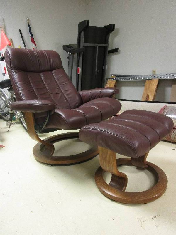 lot 403 image: EKORNES LEATHER RECLINER W MATCHING OTTOMAN