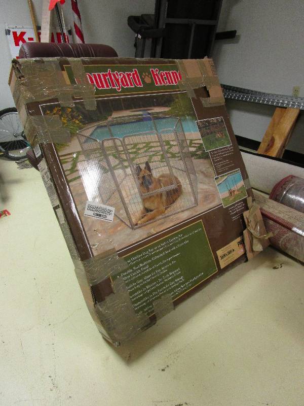 lot 409 image: ADJUSTABLE DOG KENNEL  FENCE