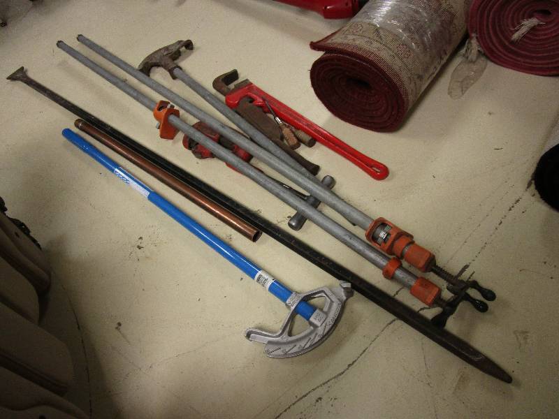 lot 415 image: ASSORTED PIPE-FITTING TOOLS
