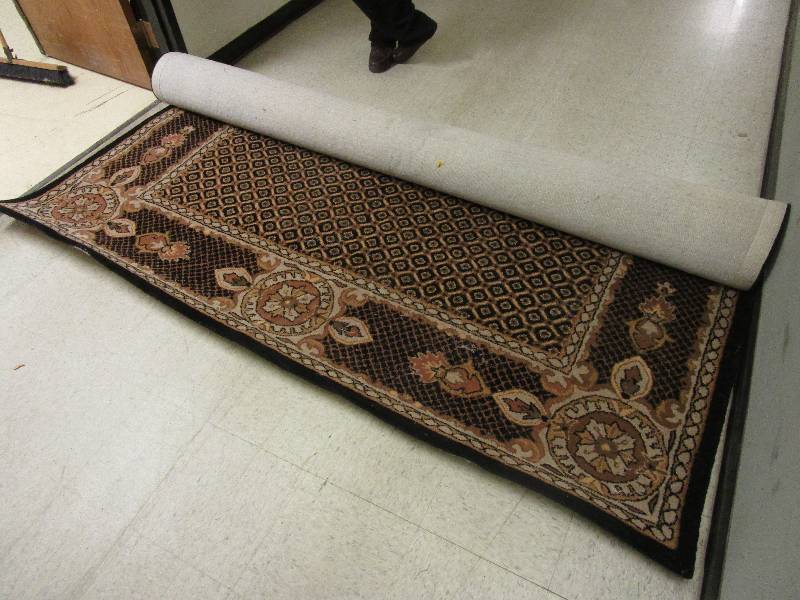 lot 418 image: HANDTUFTED WOOL AREA RUG