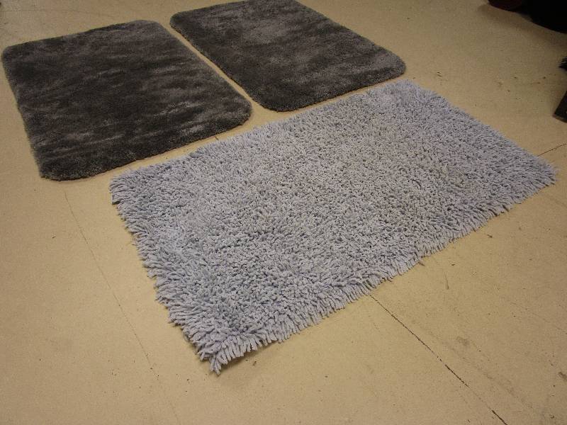 lot 422 image: BATHROOM RUGS