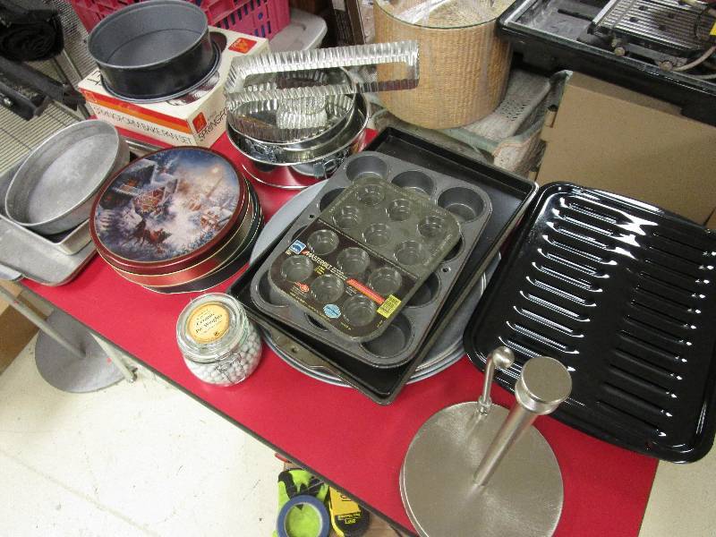 lot 429 image: METAL BAKE WARE
