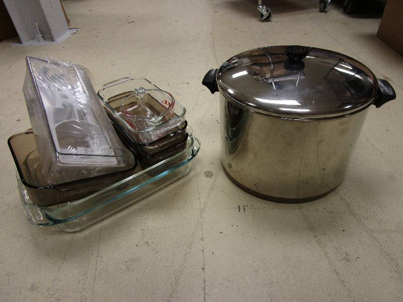 lot 432 image: PYREX BAKE WEAR  BOILING POT