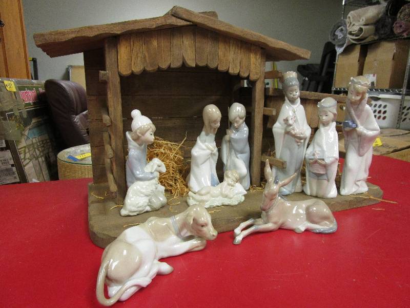 lot 437 image: LLADRO NATIVITY W FIGURINES