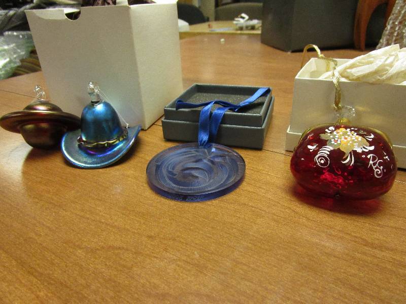 lot 439 image: LALIQUE BLUE CRYSTAL ORNAMENT  ART GLASS ORNAMENTS