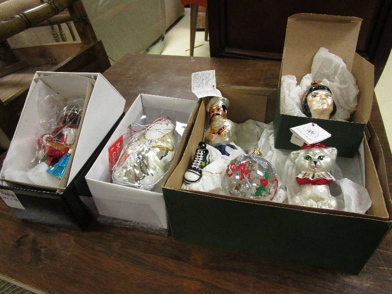 lot 445 image: SPECIALTY GLASS ORNAMENTS