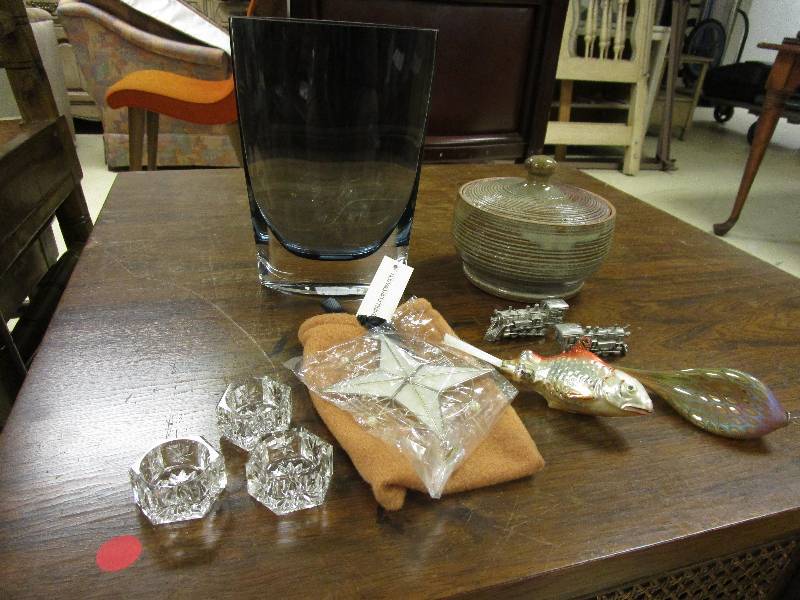 lot 447 image: HOLIDAY HOME ACCESSORIES