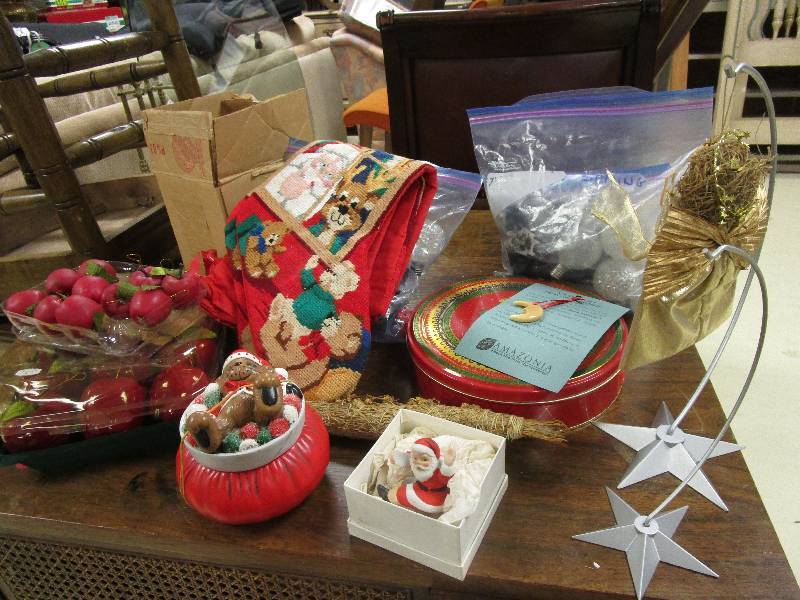 lot 448 image: CHRISTMAS HOME ACCESSORIES