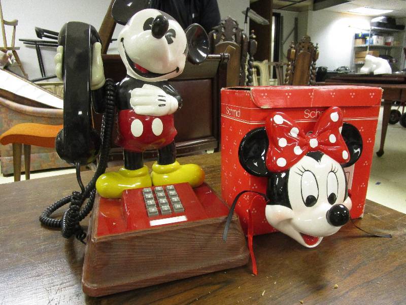lot 450 image: MINNIE MOUSE COLLECTIBLE MASK  VINTAGE MICKEY MOUSE PHONE