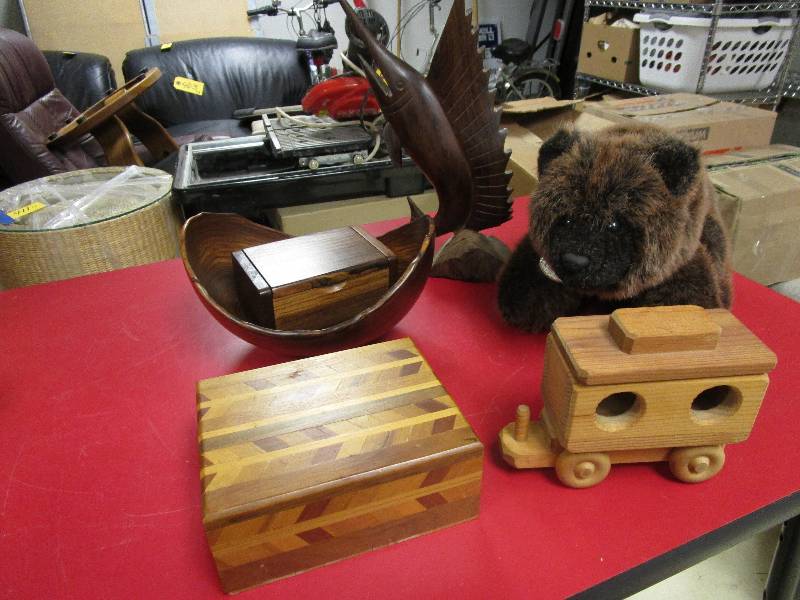 lot 451 image: WOODEN HOME ACCESSORIES