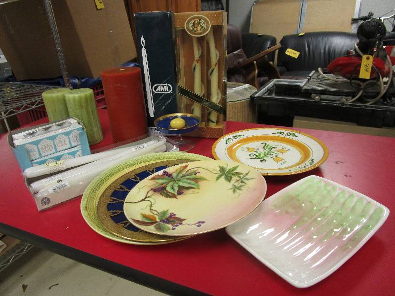 lot 458 image: CANDLES & DECORATIVE PLATES