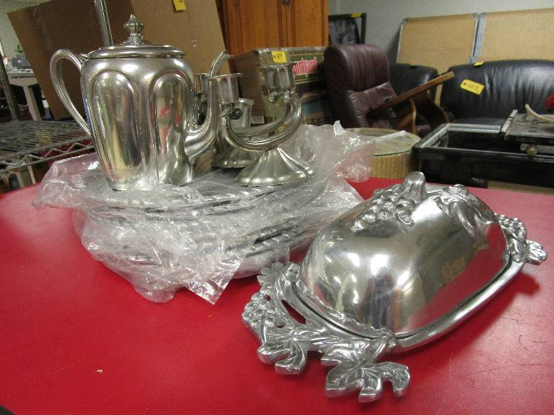 lot 460 image: PEWTER TABLEWARE