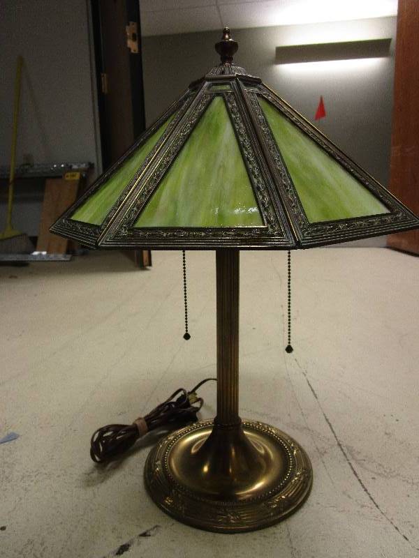lot 464 image: STAINED GLASS AND BRASS LAMP