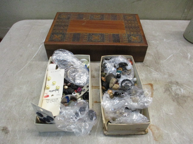 lot 47 image: Button Collection with case