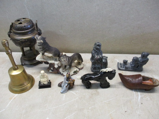 lot 60 image: Collectible Figurines
