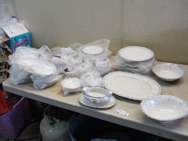 lot 68 image: China Set