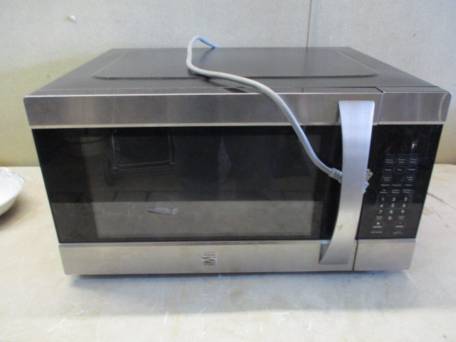 lot 69 image: Microwave