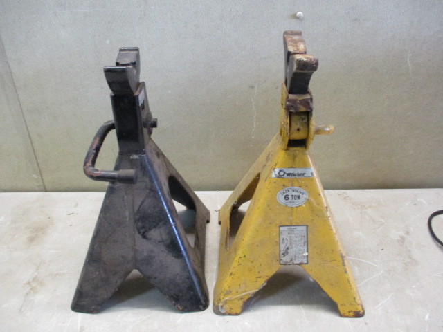 lot 71 image: Jackstands